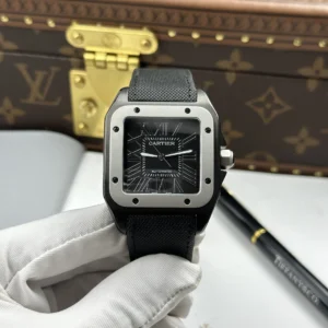 dong ho cartier santos rep 11 mau den vien nham mau xam 51.1x41 9.jpg.webp
